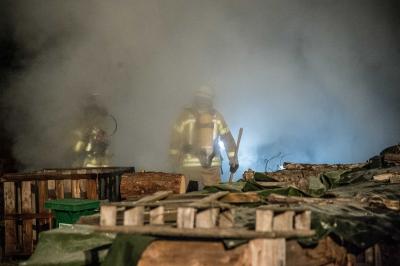 Esslingen-Obertal: Wieder Brandstiftung? Mehrere Holzstapel brennen - Kripo aus Aalen unterstuetzt die Ermittlungen