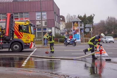 Stuttgart-Muehlhauen: Auto brennt voll aus 