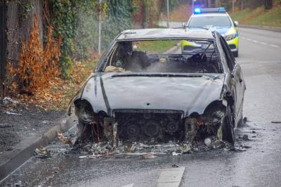 Stuttgart-Muehlhauen: Auto brennt voll aus 