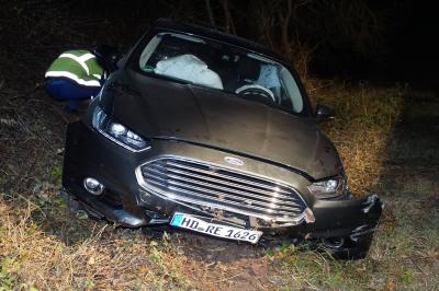 Tiefenbronn: Pkw kommt auf gegenfahrbahn und landet auf Wiese - eine Person Verletzt