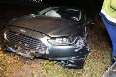 Tiefenbronn: Pkw kommt auf gegenfahrbahn und landet auf Wiese - eine Person Verletzt