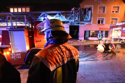 Heubach: Wohnungsbrand endet glimpflich - Bewohner muessen nach Loeschversuchen aus Haus fluechten