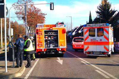 Stuttgart-Hofen: Glueck im Unglueck! Mini kracht in fahrende Stadtbahn - Fahrer wird leicht verletzt
