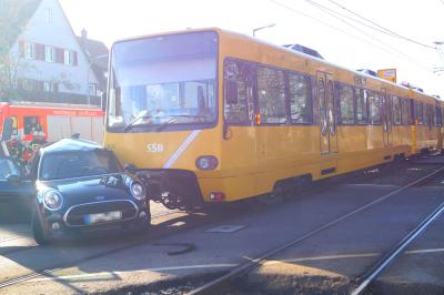 Stuttgart-Hofen: Glueck im Unglueck! Mini kracht in fahrende Stadtbahn - Fahrer wird leicht verletzt