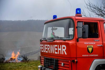 Weinstadt-Struempfelbach: Reisigfeuer loest Feuerwehreinsatz aus
