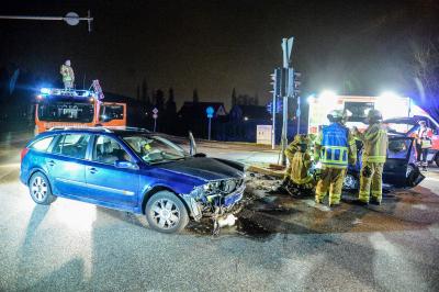 Esslingen-Sirnau: Abbiegefehler sorgt fuer Unfall mit mehreren Verletzten
