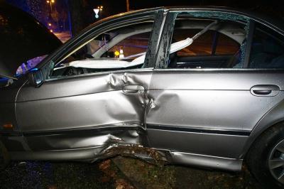 Pforzheim: Pkw schleudert aus Kurve und landet im Baum