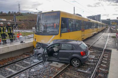 Stuttgart-Feuerbach: PKW faengt nach Stadtbahnkollision Feuer - mehrere Verletzte Personen