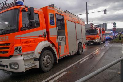 Stuttgart-Feuerbach: PKW faengt nach Stadtbahnkollision Feuer - mehrere Verletzte Personen
