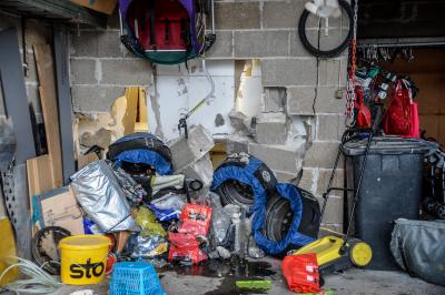 Hochdorf: Spektakulaerer Unfall - Aelterer Mann faehrt frontal in Garage und muss von der Feuerwehr befreit werden