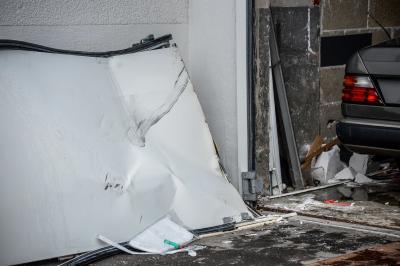 Hochdorf: Spektakulaerer Unfall - Aelterer Mann faehrt frontal in Garage und muss von der Feuerwehr befreit werden