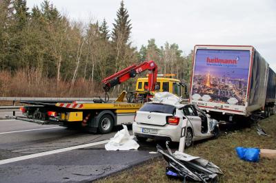Aichtal: Toedlicher Unfall zwischen Pkw und Lkw auf der B28