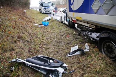 Aichtal: Toedlicher Unfall zwischen Pkw und Lkw auf der B28