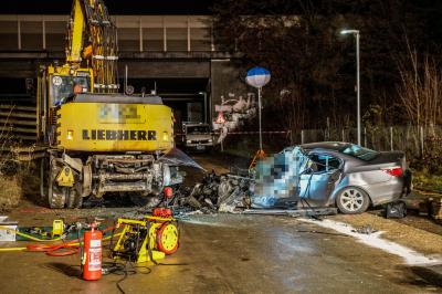 Wendlingen: Toedlicher Unfall - BMW rast in Bagger