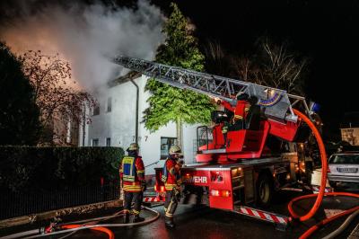 Leinfelden-Echterdingen: Dachstuhlbrand in Mehrfamilienhaus - starker Wind bereitet Probleme