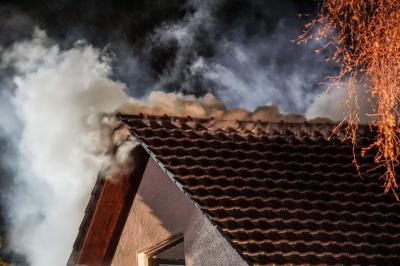 Leinfelden-Echterdingen: Dachstuhlbrand in Mehrfamilienhaus - starker Wind bereitet Probleme