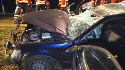 Markgroeningen: Sturmtief Marielou erfasst Kleinwagen - Honda wird gegen Baum geschleudert - 21jaehriger Fahrer schwer verletzt!