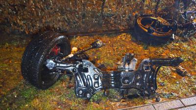 Stuttgart-Feuerbach: Alkohol am Steuer! - 26-Jaehriger fliegt mit seinem Seat Cupra meterweit durch die Luft