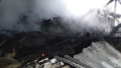 Fellbach: Brandstiftung? - Holzverschlag steht lichterloh in Flammen - Polizeihubschrauber sucht nach verdaechtigen Personen