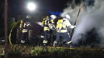 Fellbach: Brandstiftung? - Holzverschlag steht lichterloh in Flammen - Polizeihubschrauber sucht nach verdaechtigen Personen