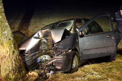 Bartholomae: Wegen Schneeglaette gegen Baum geprallt und schwer verletzt