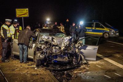 Kernen-Rommelshausen: Toedlicher Unfall - VW Golf rast in Lkw