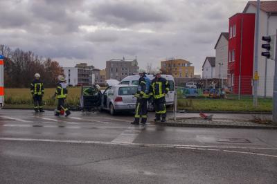 Stuttgart-Heumaden : Frontalzusammenstoss im Begegnungsverkehr fordet zwei Verletzte Personen