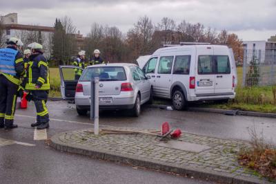 Stuttgart-Heumaden : Frontalzusammenstoss im Begegnungsverkehr fordet zwei Verletzte Personen