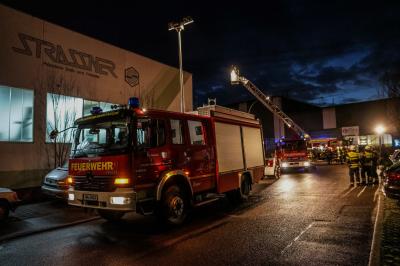 Weinstadt-Beutelsbach: Vermeintlicher Dachstuhlbrand in Firma 