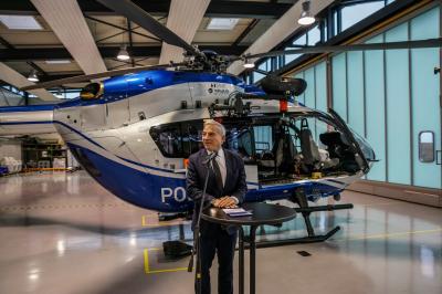 Flughafen Stuttgart:  Uebergabe der Rettungswinde an die Polizeihubschrauberstaffel durch Minister Thomas Strobl
