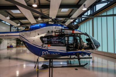 Flughafen Stuttgart:  Uebergabe der Rettungswinde an die Polizeihubschrauberstaffel durch Minister Thomas Strobl