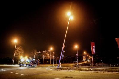 Esslingen-Sirnau: BMW-Fahrer rast besoffen gegen Ampelmast