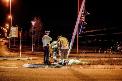 Esslingen-Sirnau: BMW-Fahrer rast besoffen gegen Ampelmast