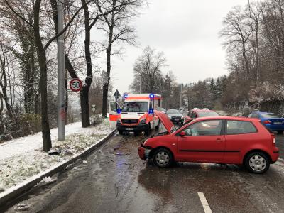 Stuttgart Sued: PKW kommt wetterbedingt ins Schleudern und prallt gegen Baum