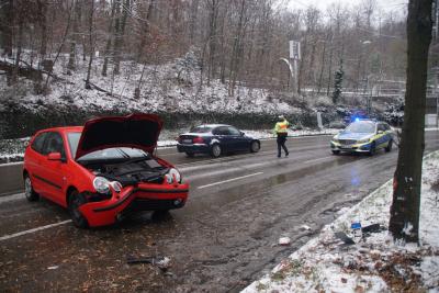 Stuttgart Sued: PKW kommt wetterbedingt ins Schleudern und prallt gegen Baum