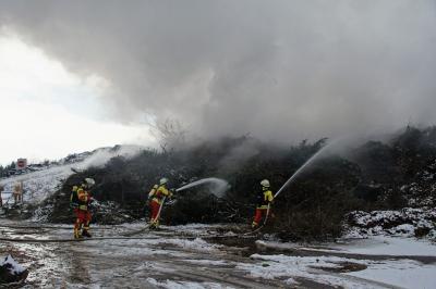 Filderstadt-Bonlanden: Brand auf dem Recyclinghof sorgt fuer Grossaufgebot der Rettungskraefte