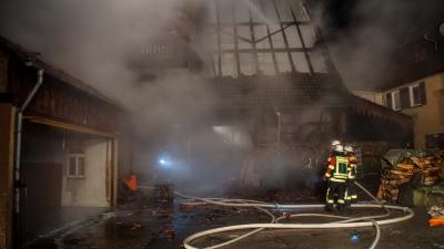 Weil der Stadt-Schafhausen: PKW Brand vernichtet Scheune und Werkstatt