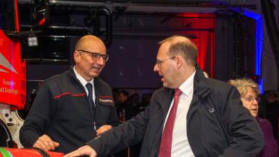 Sindelfingen: Feierliche Uebergabe zweier neuen Fahrzeuge fuer die Feuerwehr Sindelfingen