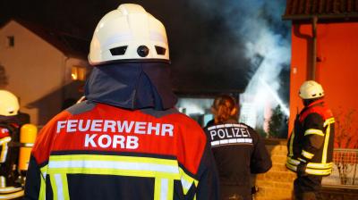 Korb: Garagenbrand haelt Feuerwehr in Atem - Brandermittler suchen nach Brandursache