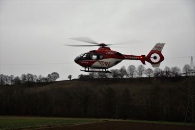 Neckartenzlingen: Pkw und Lkw stossen frontal zusammen, Pkw Fahrer schwer verletzt