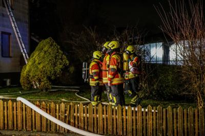 Althuette: Feuerwehr muss 2 Personen aus verrauchtem Gebaeude retten - vermutlich schwelender Fernseher ursaechlich