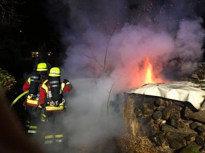 Aichwald-Aichelberg: Brandstifter wieder unterwegs! Brennender Holzstapel