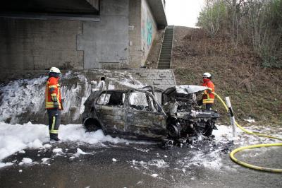 Leinfelden-Echterdingen: Pkw schleudert gegen Brueckenpfeiler und geraet in Vollbrand
