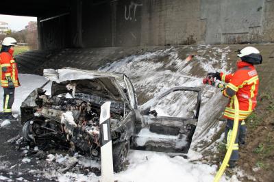 Leinfelden-Echterdingen: Pkw schleudert gegen Brueckenpfeiler und geraet in Vollbrand
