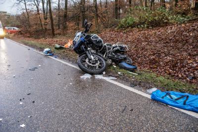 Steinenbronn:Motorrad kommt auf Gegenfahrbahn und kollidiert mit einem PKW 