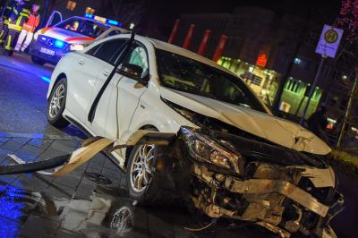 Schwaebisch Gmuend: Mercedes kracht am Heiligabend gegen Strassenlaterne - Feuerwehr im Einsatz