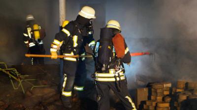 Vaihingen-Horrheim: Grossbrand in Gemeinschaftsunterkunft - 100 Einsatzkraefte kaempfen gegen die Flammen am ersten Weihnachtsfeiertag
