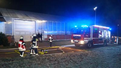 Vaihingen-Horrheim: Grossbrand in Gemeinschaftsunterkunft - 100 Einsatzkraefte kaempfen gegen die Flammen am ersten Weihnachtsfeiertag