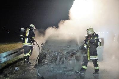 Kirchheim: Pkw brennt auf der A8 voellig aus