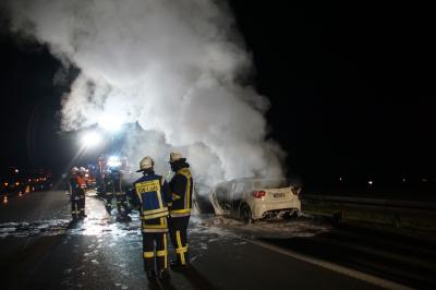 Kirchheim: Pkw brennt auf der A8 voellig aus